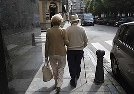 Pareja de ancianos paseando.
