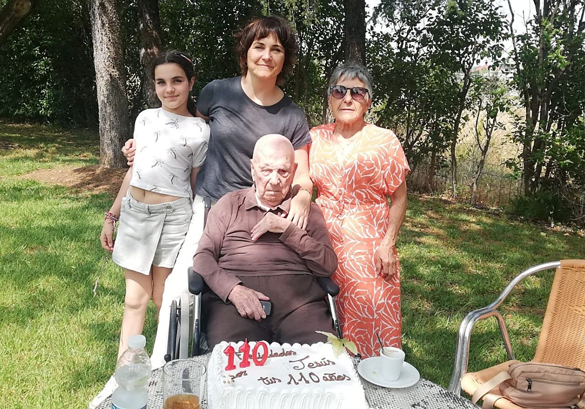 Jesús Redondo (de Cañaveral) celebrando este lunes su 110 cumpleaños junto a familiares.
