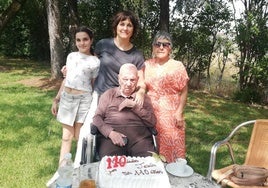 Jesús Redondo (de Cañaveral) celebrando este lunes su 110 cumpleaños junto a familiares.