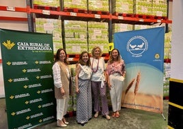 De izquierda a derecha: María Navarro, gerente del FEP de Caja Rural de Extremadura, Rocío Morales, directora general de Caja Rural de Extremadura, Cristina Herrera, presidenta del Banco de Alimentos de Badajoz, Carmela de Lope, gerente del Banco de Alimentos.