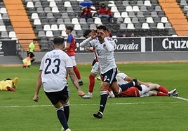 Jorge Barba celebra con su gesto característico de las gafas su primer gol en la 'manita' al Pueblonuevo.