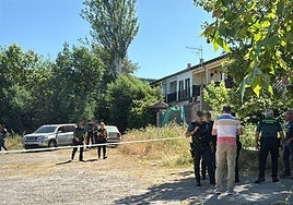 Agentes de la Guardia Civil junto a la casa de Aldeanueva del Camino donde ocurrió el crimen