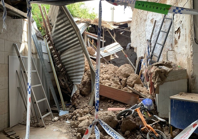 Se desploma parte de la Torremochada de Cáceres sobre una vivienda y precintan el patio