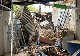 Área del patio de la vivienda que ha sido precintada tras el derrumbe.