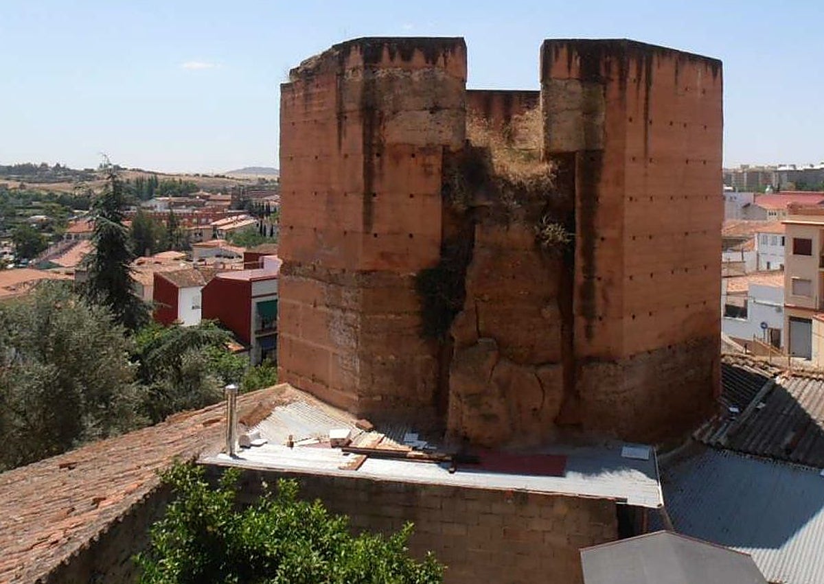 Imagen secundaria 1 - Vista exterior de la Torremochada y la vivienda afectada. En la siguiente fotografía, la torre y la parte dañada en una imagen anterior al derrumbe. También se aprecia el lateral de la torre en mal estado visto desde la vivienda que sufrió el derrumbe.