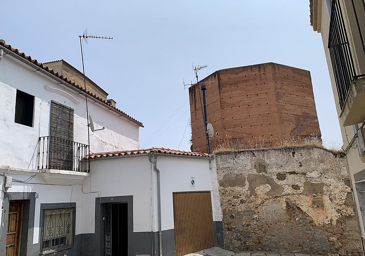 Imagen principal - Vista exterior de la Torremochada y la vivienda afectada. En la siguiente fotografía, la torre y la parte dañada en una imagen anterior al derrumbe. También se aprecia el lateral de la torre en mal estado visto desde la vivienda que sufrió el derrumbe.