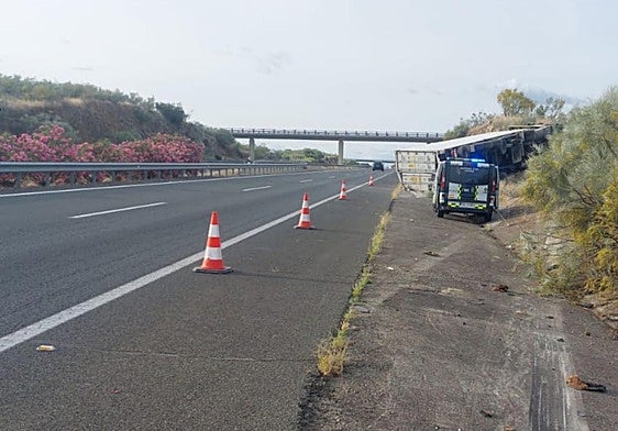 El camión se ha salido por el margen derecho de la vía y ha acabado volcado en el arcén.