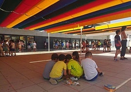 Uno de los toldos que se han instalado en el patio del colegio Mirador del Cerro Gordo.