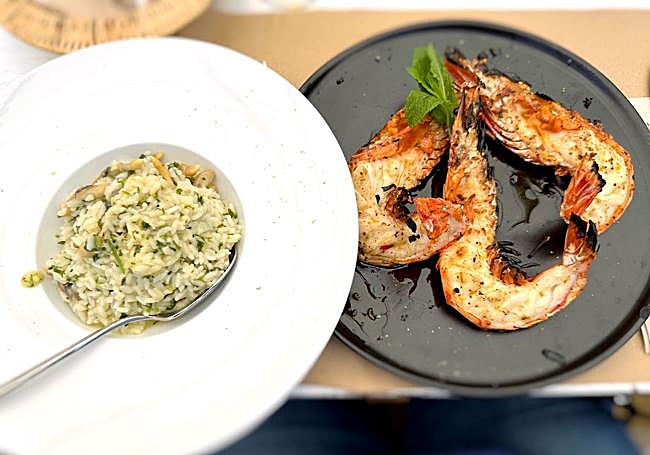 Langostinos con guarnición.