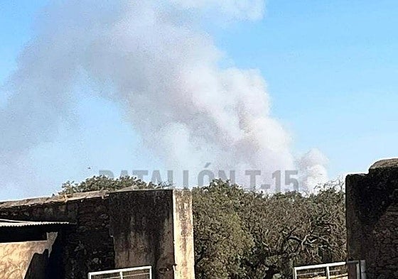 Incendio en La Roca de la Sierra registrado cerca de una carretera y viviendas.