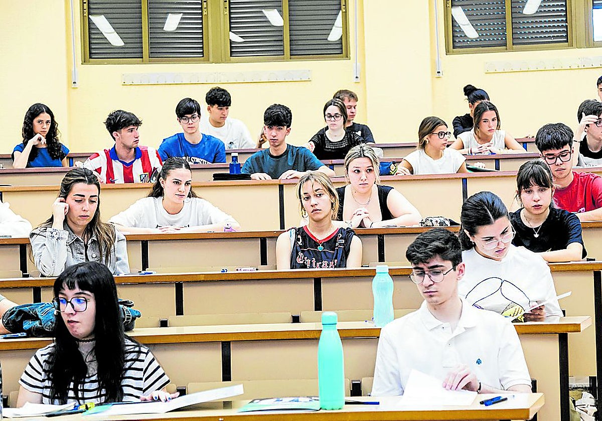 Varios alumnos antes de hacer el examen de Lengua y Literatura, el más polémico de la convocatoria.