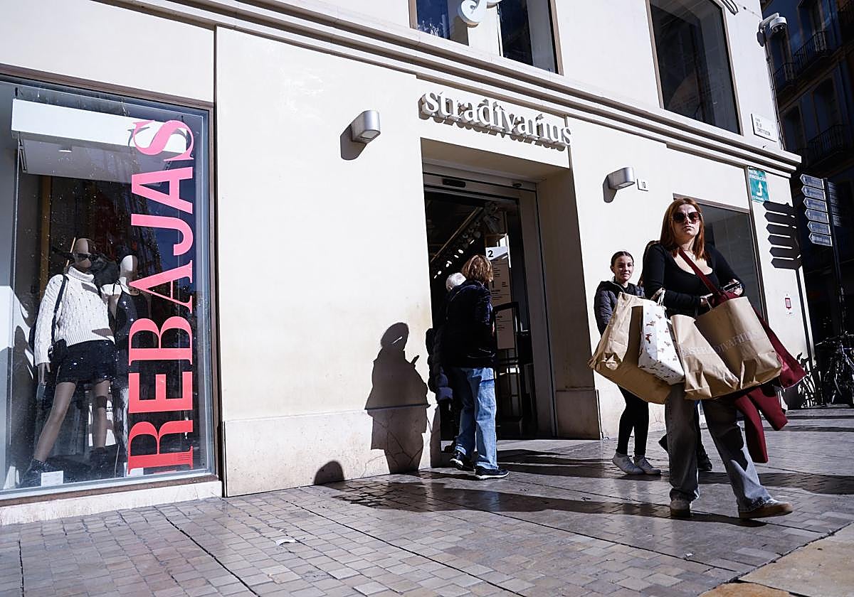 Cuándo son las rebajas de verano 2025 en Zara, Mango, El Corte Inglés y otras tiendas