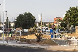 Obras de ajardinamiento en la avenida de Manuel Saavedra Martínez.