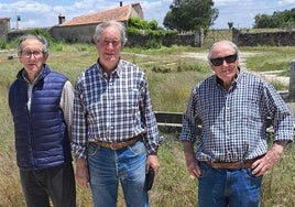 Los tres hermanos, con Ricardo en el centro.