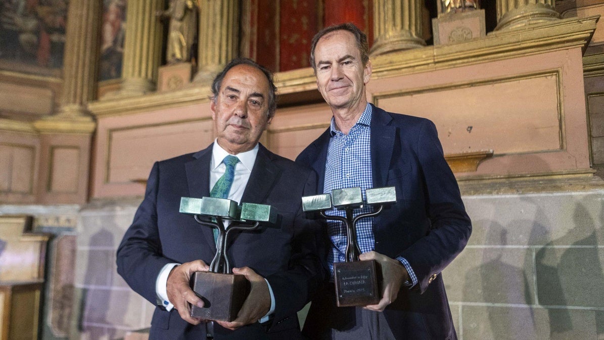 Cecilio Oliva y José Ramón Oliva con sus encinas cúbicas.