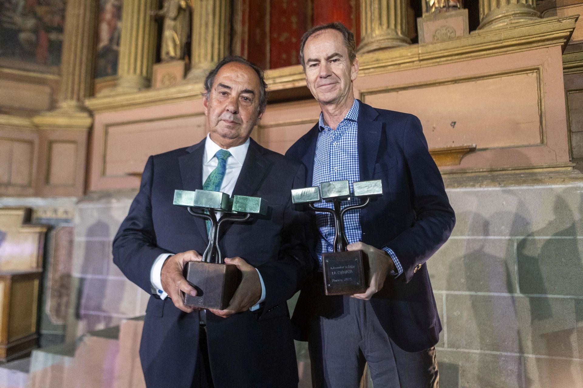 Cecilio Oliva y José Ramón Oliva con sus encinas cúbicas