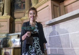 Esther Cubo muestra sonriente su encina cúbica.