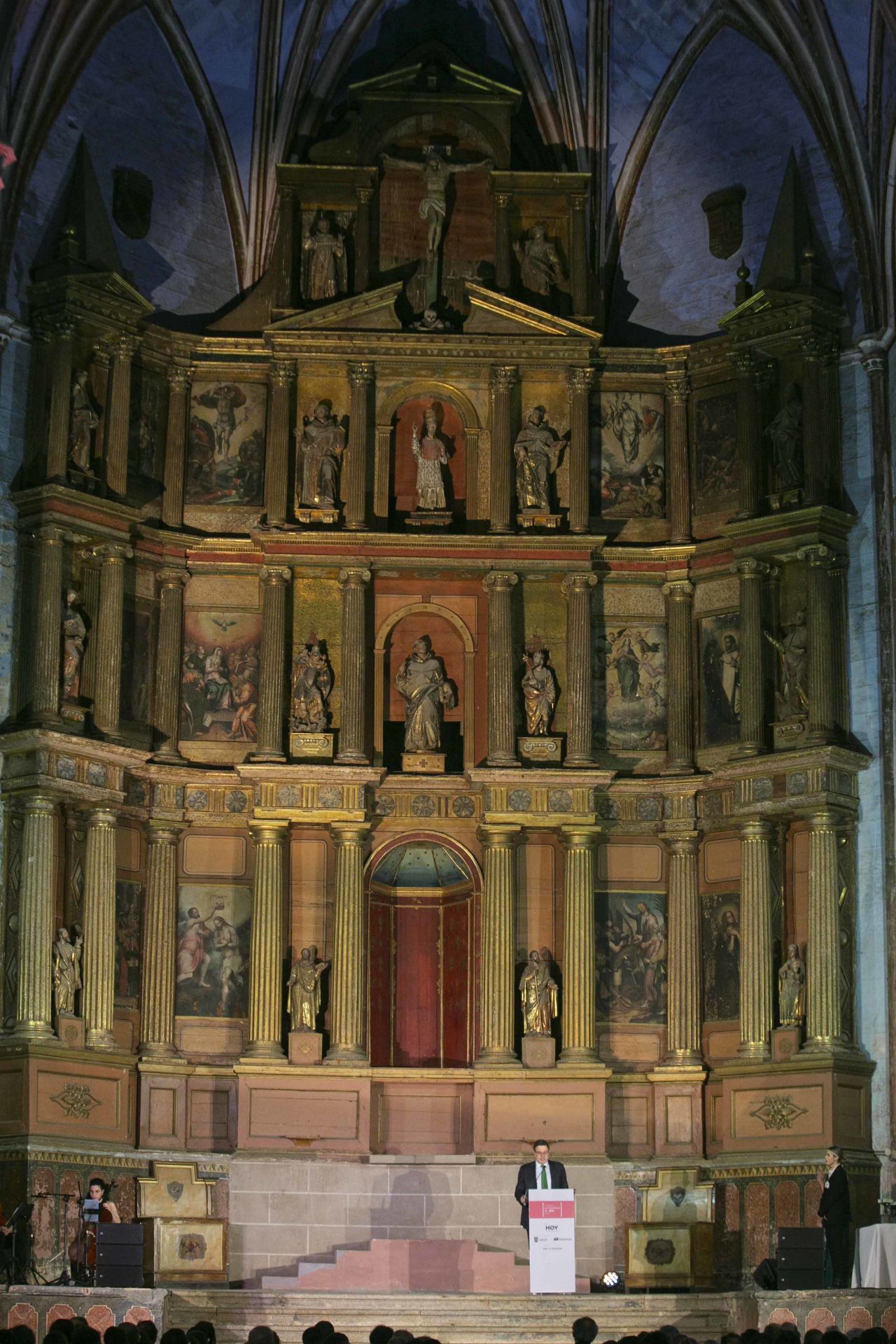 José Orantos, director de HOY, ante el retablo de Santo Domingo