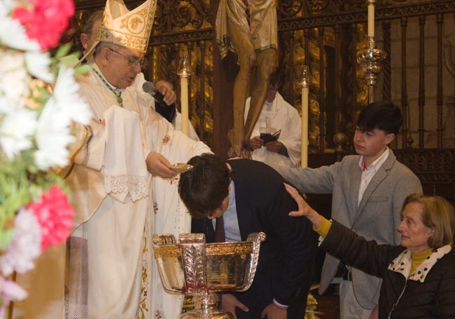 El arzobispo bautiza a Héctor durante la vigilia pascual que se celebró en la catedral.