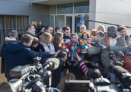 Miguel Ángel Gallardo responde a los periodistas tras declarar en el juzgado.