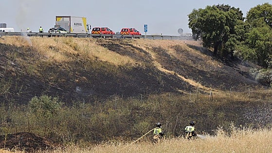Los bomberos apagan un incendio entre la A-5 y el polígono El Nevero de Badajoz