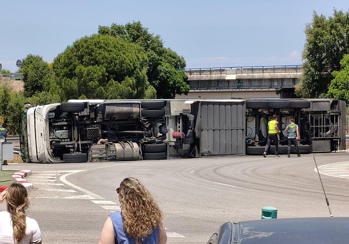 Imágenes del camión volcado en Navalmoral