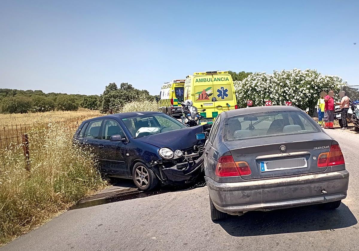 Vehículos implicados en el accidente de tráfico, ocurrido a mediodía.