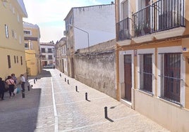 Juan Luis Salcedo estaba trabajando en la calle Sola de Trujillo cuando sufrió el fatal accidente laboral.