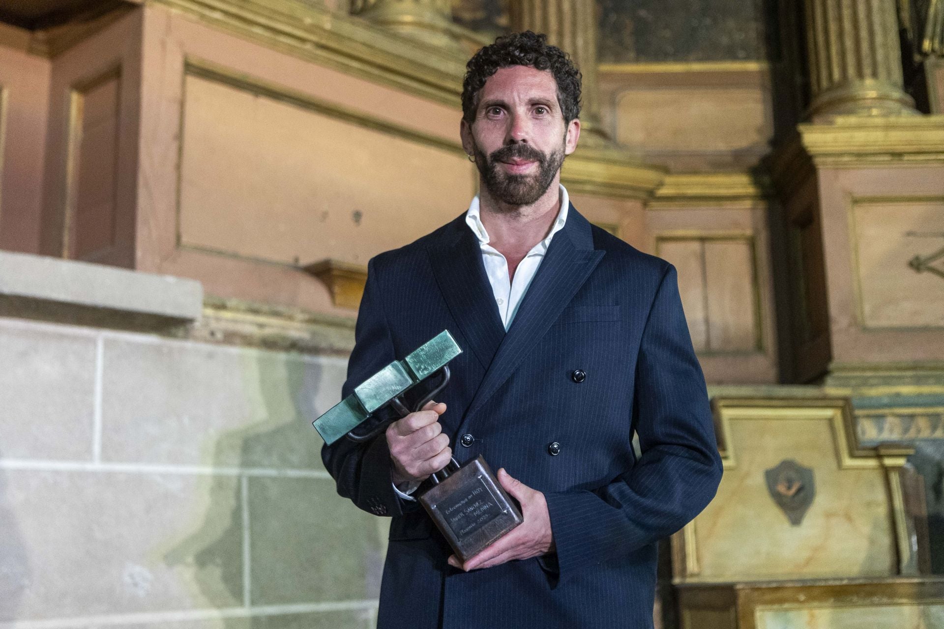 Javier Sánchez Medina tras recoger el premio.