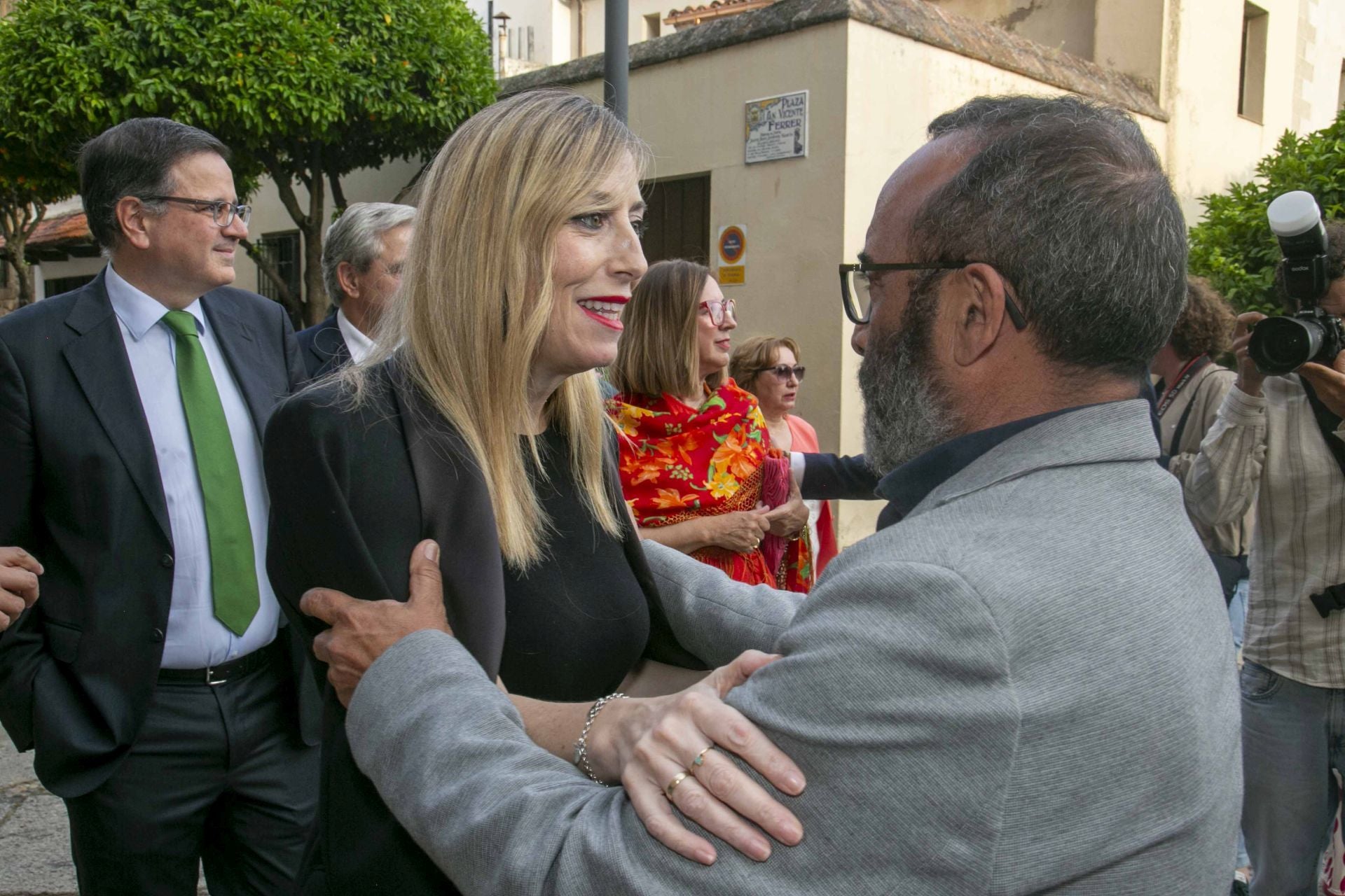 María Guardiola y Miguel Ángel Morales se saludan al llegar a Plasencia. 
