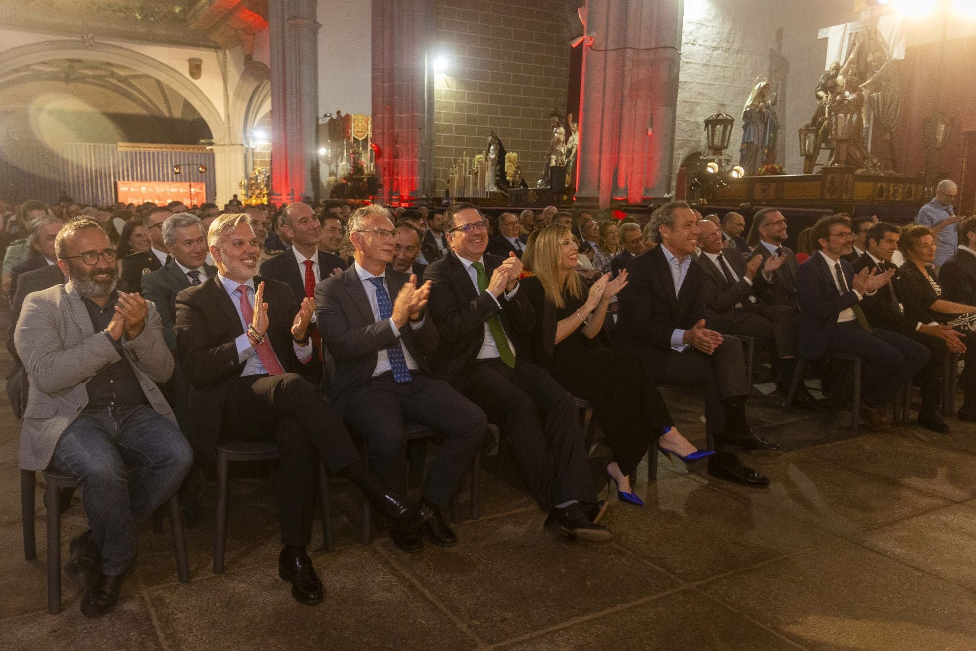 Los asistentes al acto aplauden durante uno de los momentos de la gala
