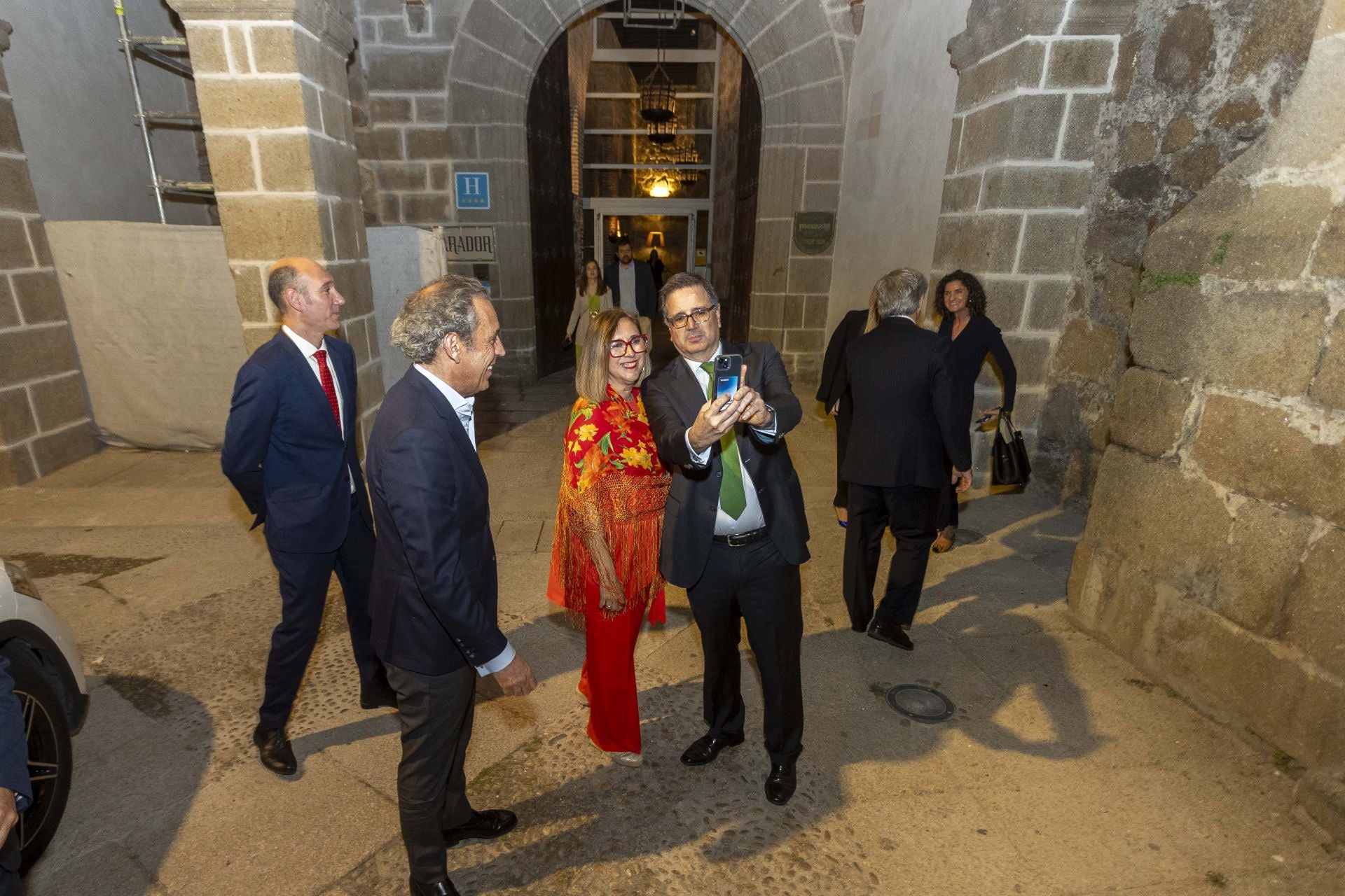José Orantos y Mercedes Morán se hacen un selfi ante la mirada de Manuel Mirat 
