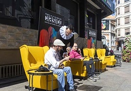 La actividad 'La calle habla en Clásico' se estrenó este domingo en el centro de Cáceres.