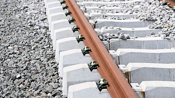 Adif renueva las traviesas de 24 kilómetros de la línea convencional de Madrid