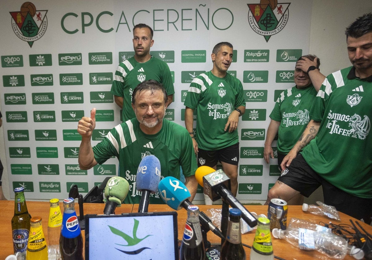 Julio Cobos durante su comparecencia ante los medios tras conseguir el ascenso a Primera RFEF.