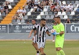 Bermúdez presiona al portero César Llera.