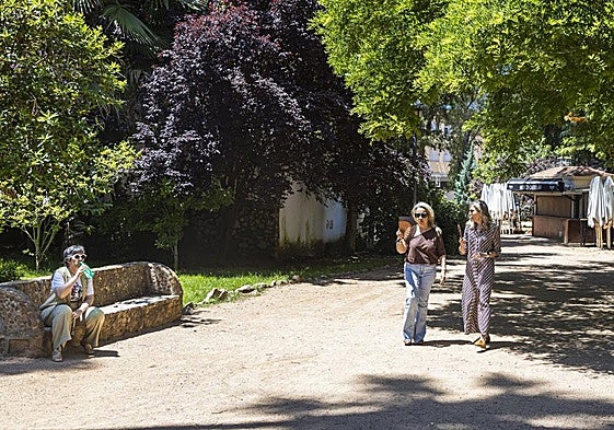 Imagen de archivo de personas en Badjoz con abanicos y botellas de agua.