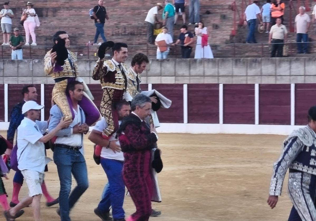 Talavante, Emilio de Justo y El Payo salen a hombros en Villafranca de los Barros