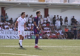 Borja Domingo defendido por Javi Duro durante el Llerenense-Badajoz.