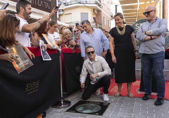 Bryan Adams descubre su vinilo en Mérida.