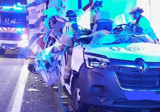 Camión accidentado en el túnel de Miravete.