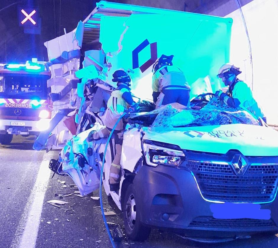 Camión accidentado en el túnel de Miravete.
