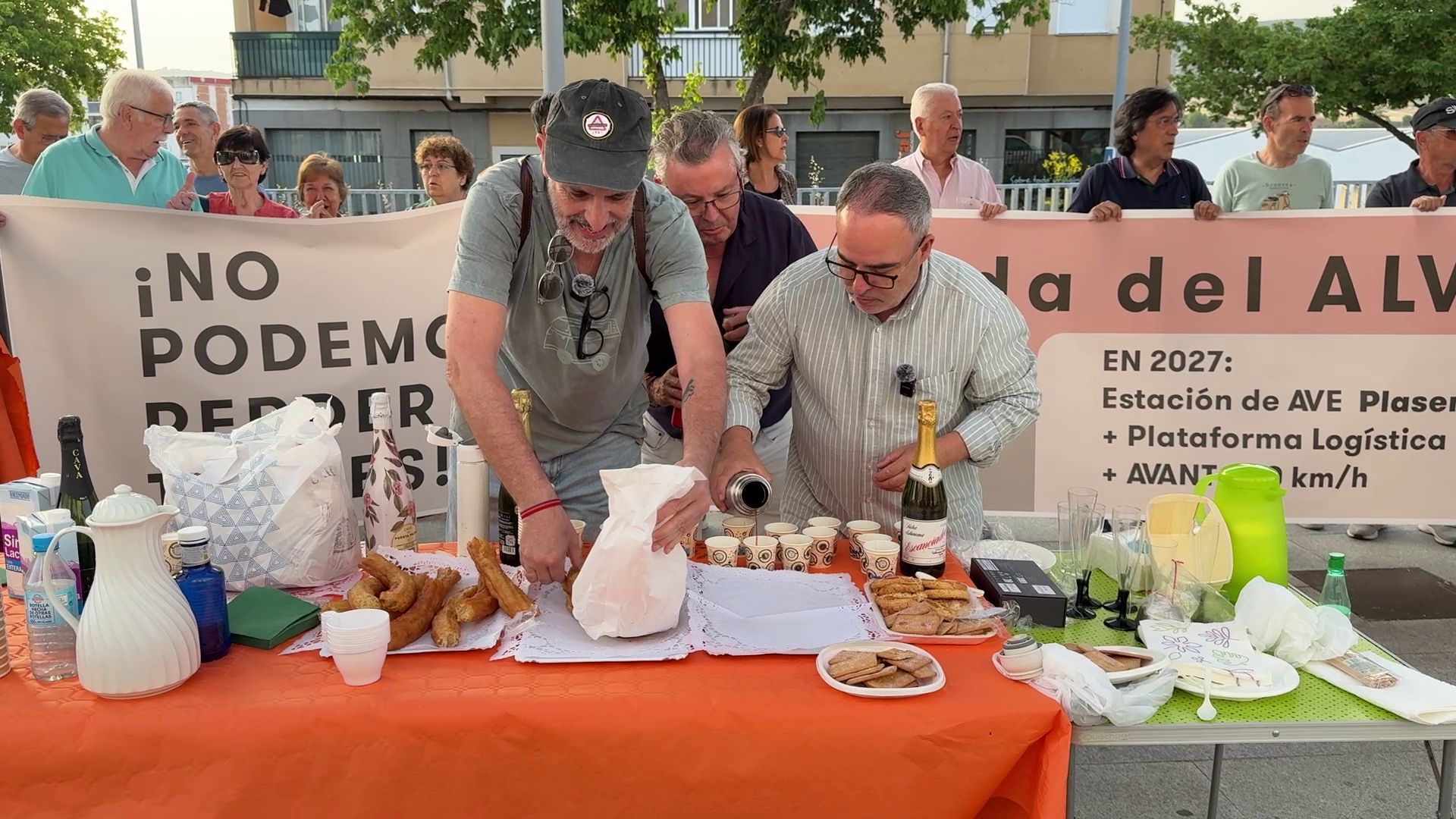 Plasencia celebra la entrada del primer Alvia con chocolate, churros y reivindicación