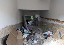 Operarios de la empresa durante la retirada de material de las casas.