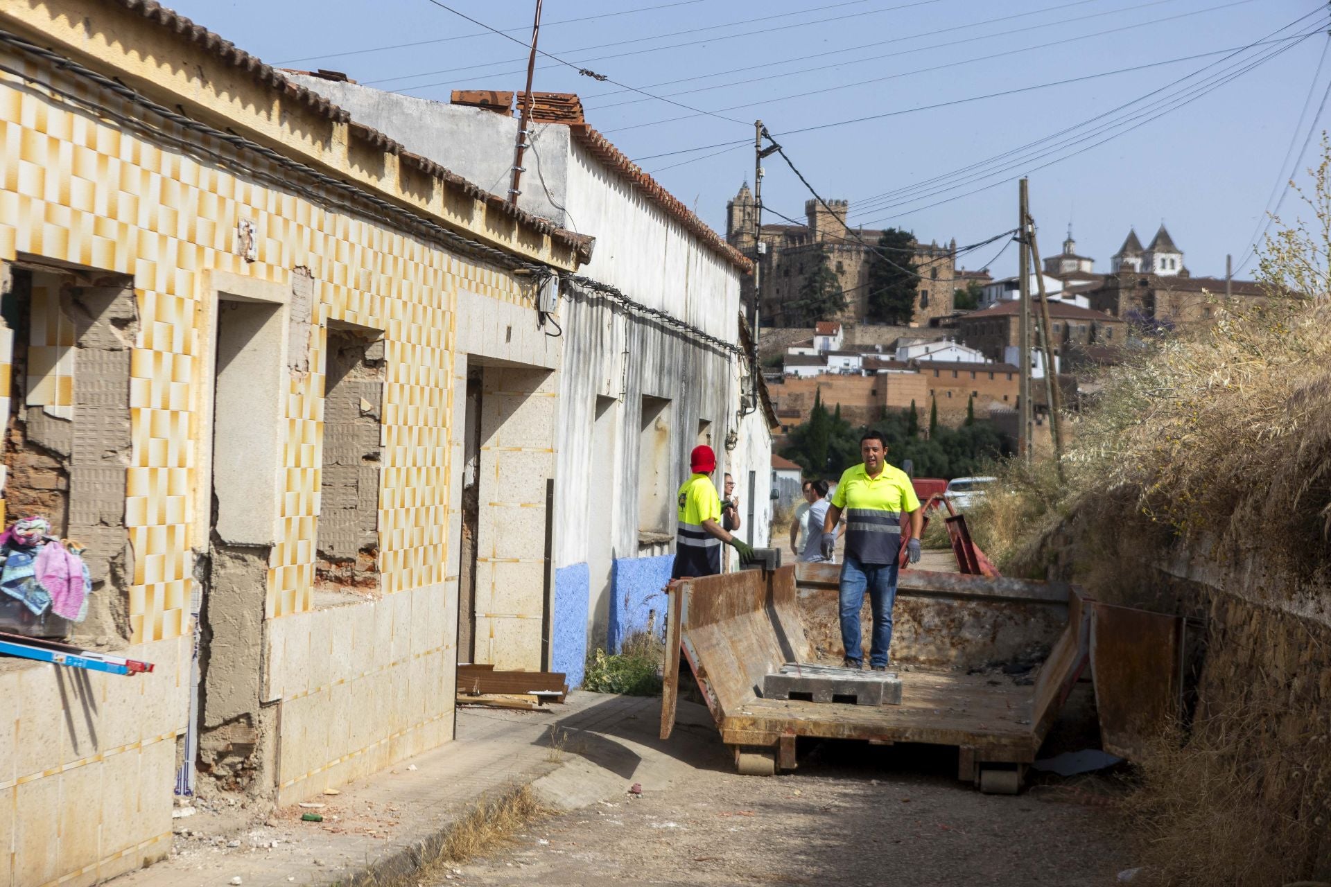 Fotos | Empiezan los derribos en el Alto de Fuente Fría, en Cáceres