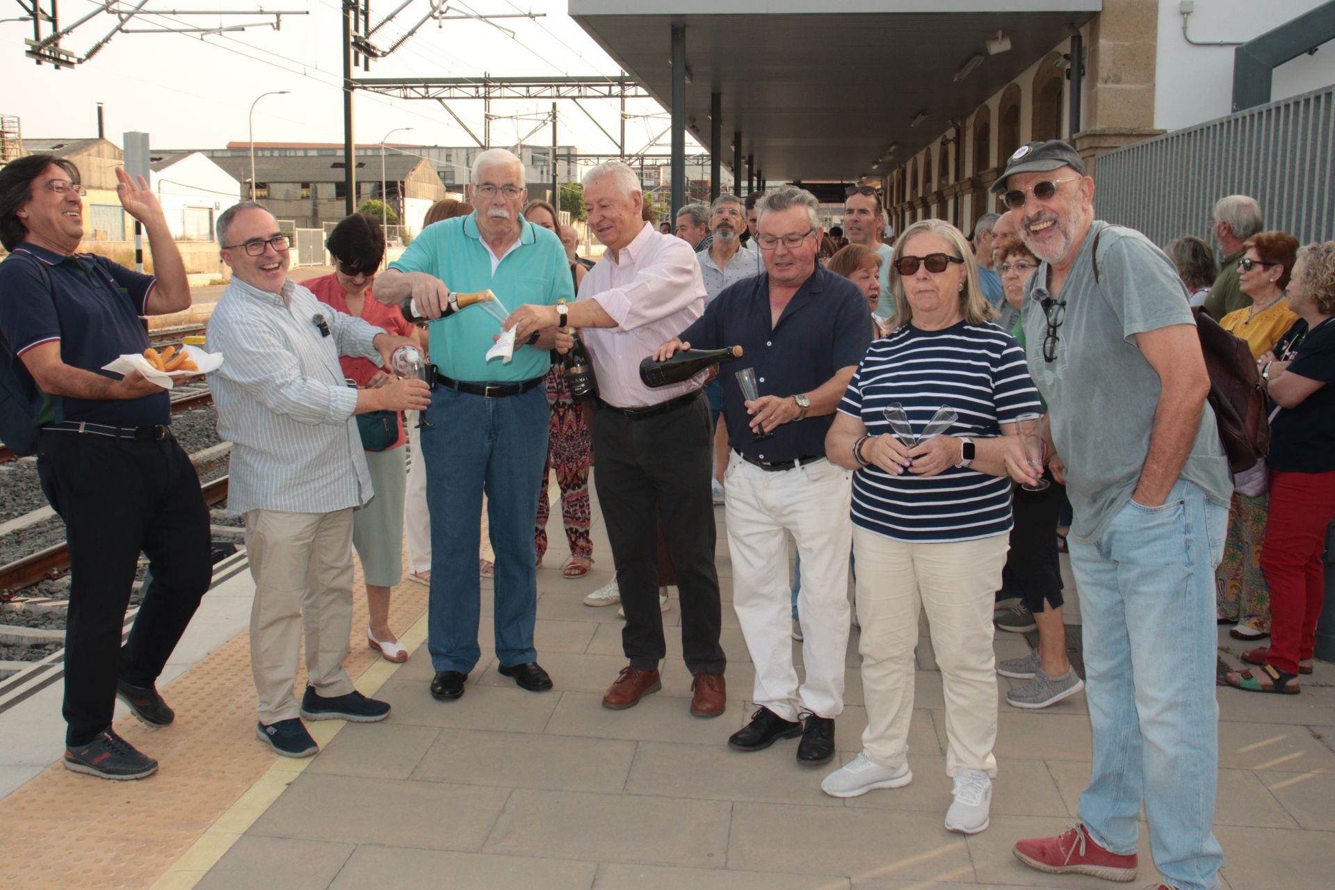 Plasencia celebra la entrada del primer Alvia con chocolate, churros y reivindicación