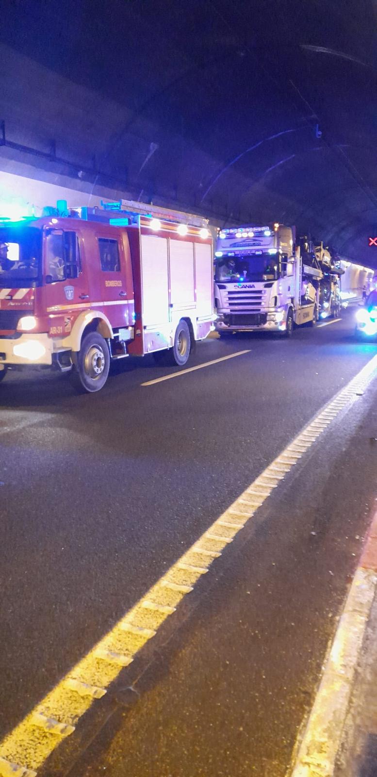 Fotos | Así ha quedado el camión accidentado en el túnel de Miravete