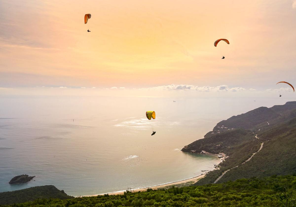 Parapente en el Parque natural de la Arrábida.