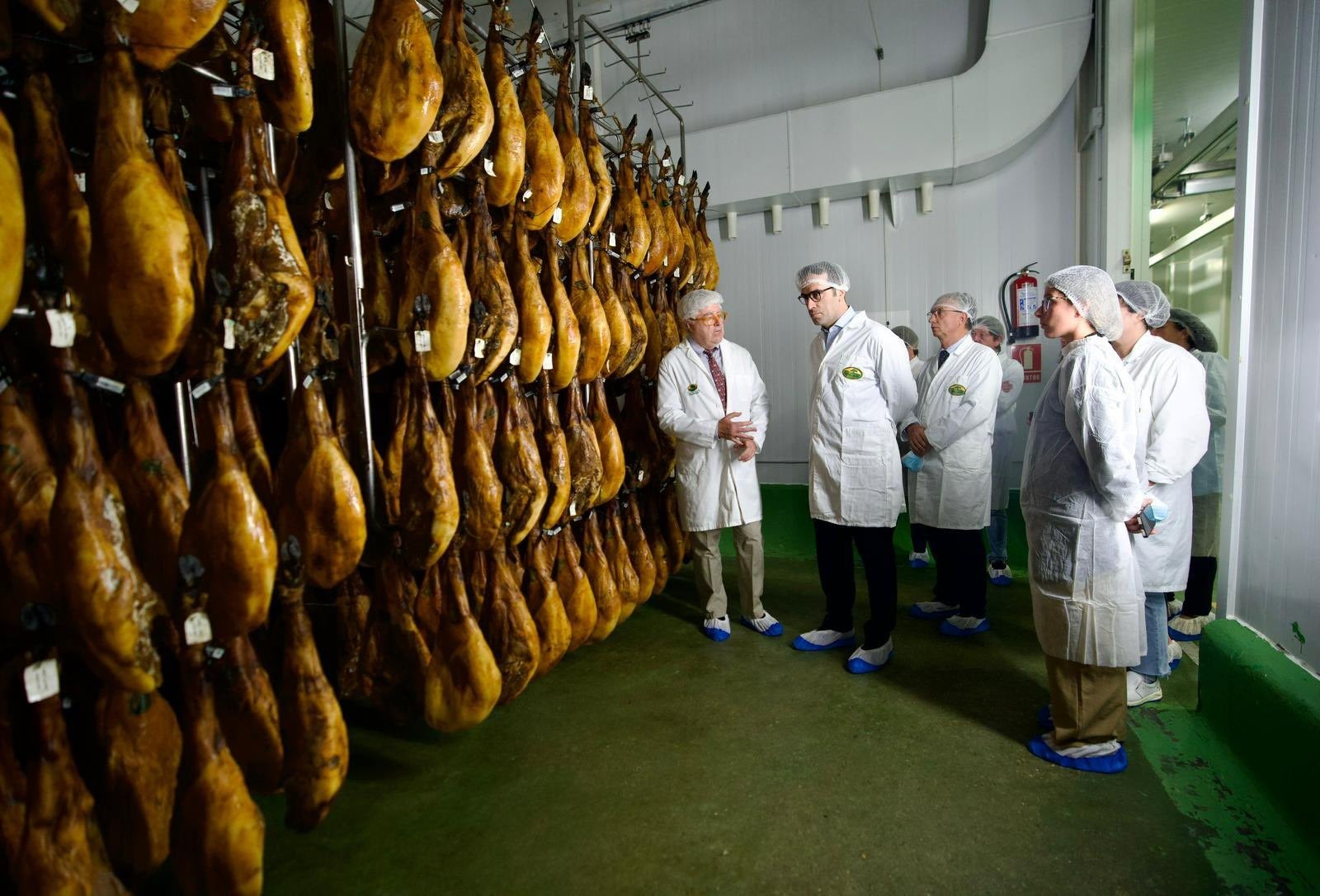 Imagen principal - El ministro de Economía se reúne con diez de las principales empresas extremeñas