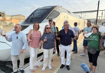 El tercer Alvia entre Madrid y Badajoz llega a Plasencia entre café, churros y cava